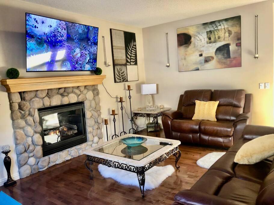 Villa 2500 Sq House In Springbank Hill Bl 261818 YYC Exterior foto