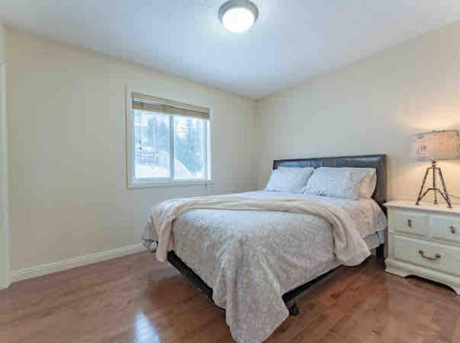 Villa 2500 Sq House In Springbank Hill Bl 261818 YYC Exterior foto