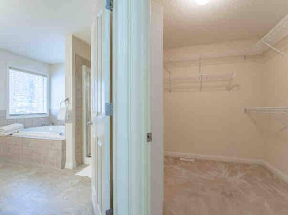 Villa 2500 Sq House In Springbank Hill Bl 261818 YYC Exterior foto