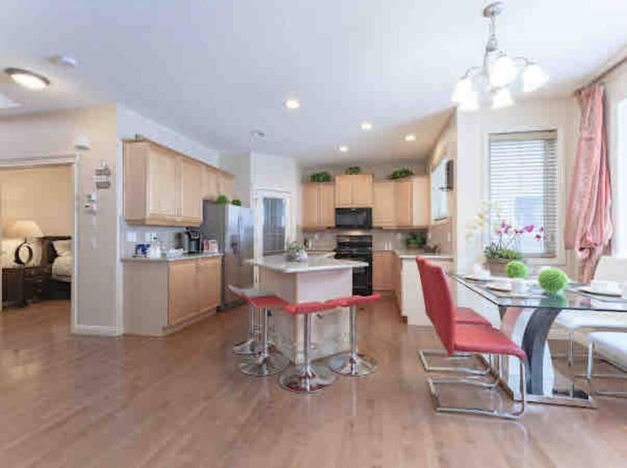 Villa 2500 Sq House In Springbank Hill Bl 261818 YYC Exterior foto