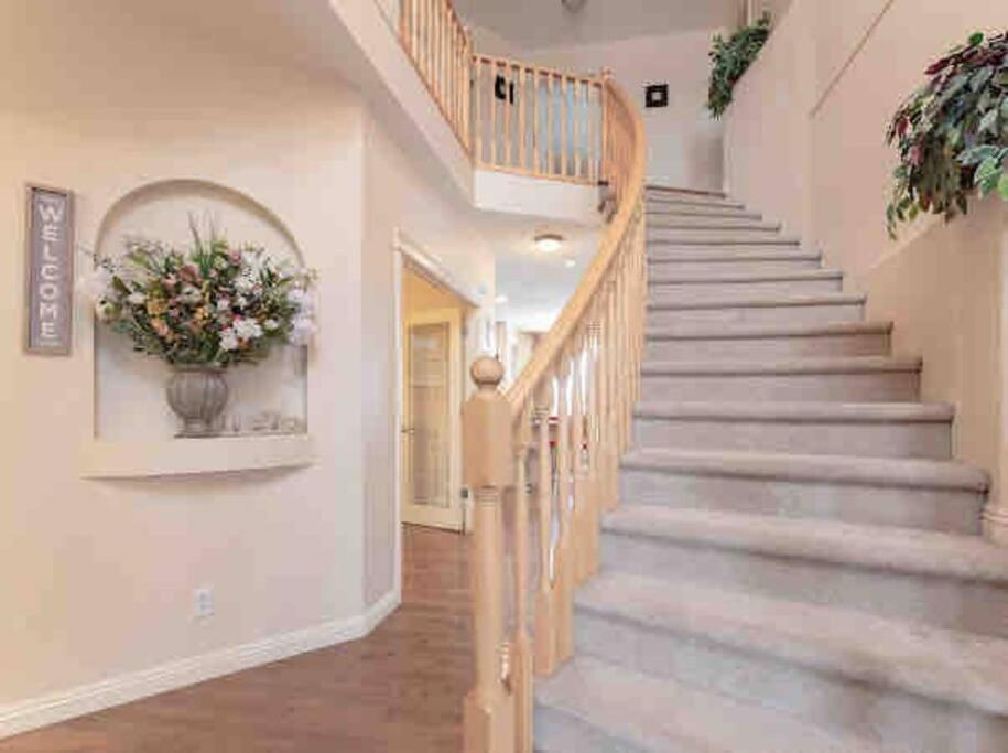 Villa 2500 Sq House In Springbank Hill Bl 261818 YYC Exterior foto
