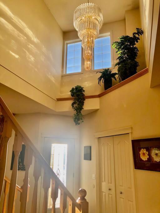 Villa 2500 Sq House In Springbank Hill Bl 261818 YYC Exterior foto