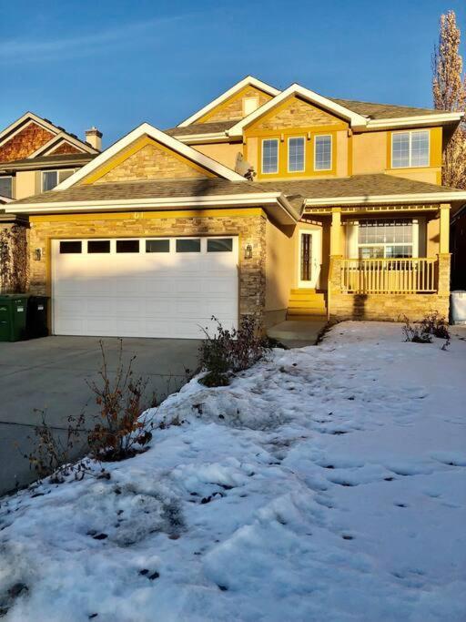 Villa 2500 Sq House In Springbank Hill Bl 261818 YYC Exterior foto
