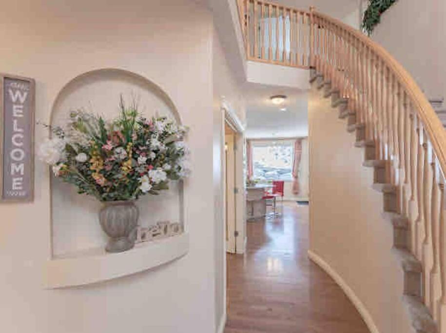 Villa 2500 Sq House In Springbank Hill Bl 261818 YYC Exterior foto