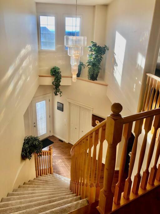 Villa 2500 Sq House In Springbank Hill Bl 261818 YYC Exterior foto