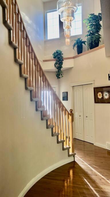 Villa 2500 Sq House In Springbank Hill Bl 261818 YYC Exterior foto