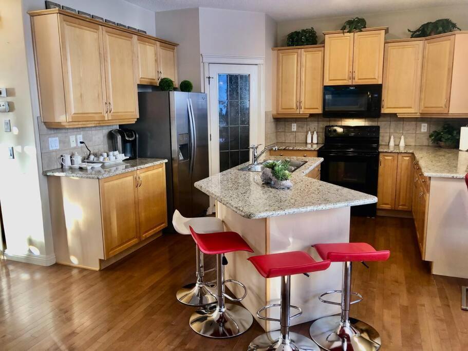 Villa 2500 Sq House In Springbank Hill Bl 261818 YYC Exterior foto