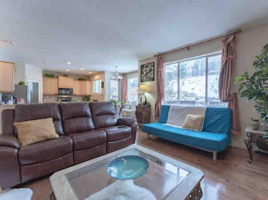 Villa 2500 Sq House In Springbank Hill Bl 261818 YYC Exterior foto