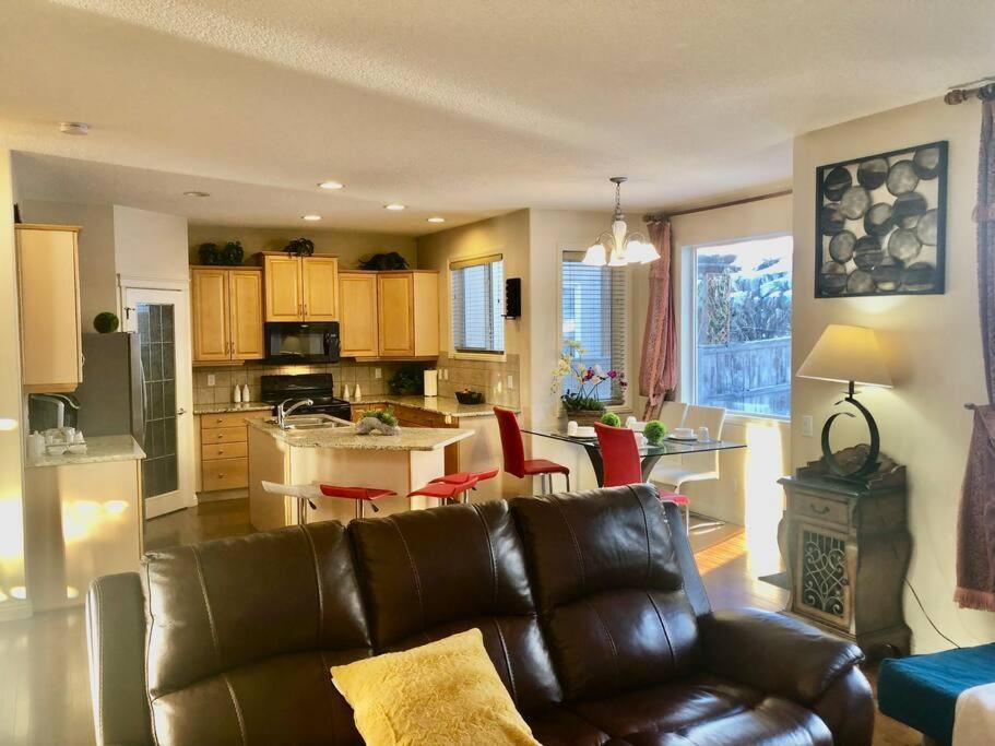 Villa 2500 Sq House In Springbank Hill Bl 261818 YYC Exterior foto