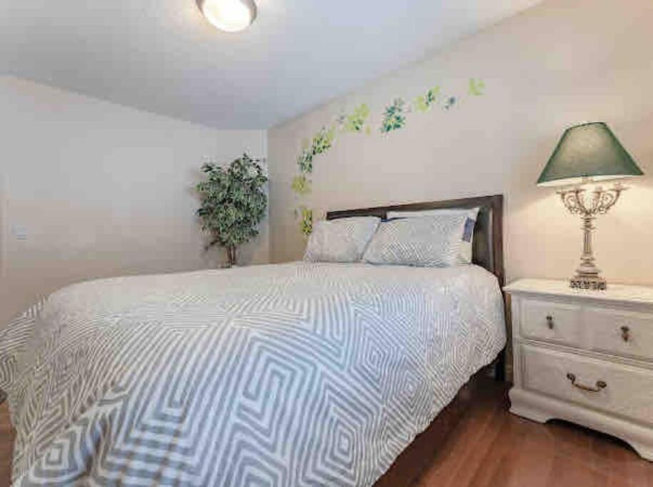 Villa 2500 Sq House In Springbank Hill Bl 261818 YYC Exterior foto