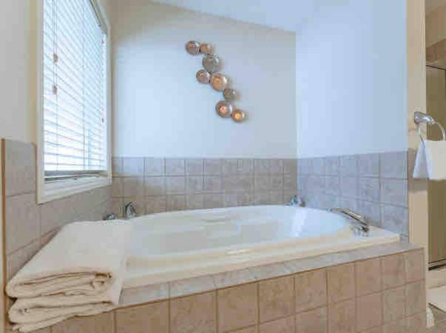 Villa 2500 Sq House In Springbank Hill Bl 261818 YYC Exterior foto
