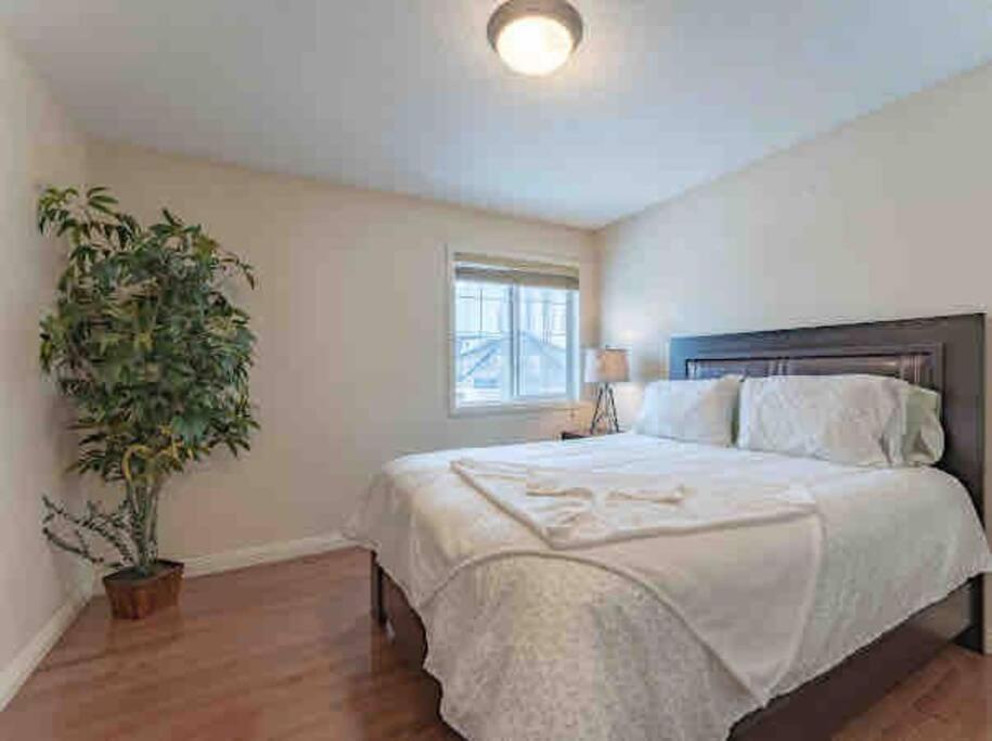 Villa 2500 Sq House In Springbank Hill Bl 261818 YYC Exterior foto