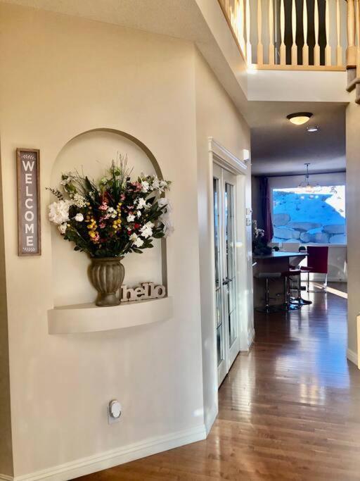 Villa 2500 Sq House In Springbank Hill Bl 261818 YYC Exterior foto